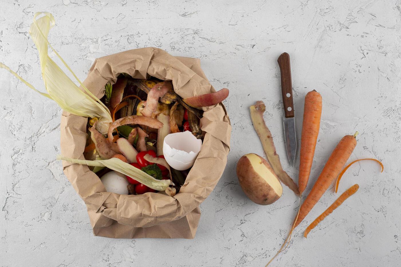 Un sachet contenant des épluchures de légumes et des déchets alimentaires.