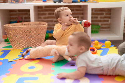 Photo bébés qui jouent